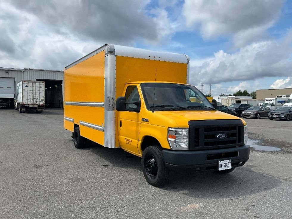 Light Duty Box Truck-Light and Medium Duty Trucks-Ford-2018-E450-Ottawa-ON-218,479\n\t\tkm-$ 23,000 - Image 1