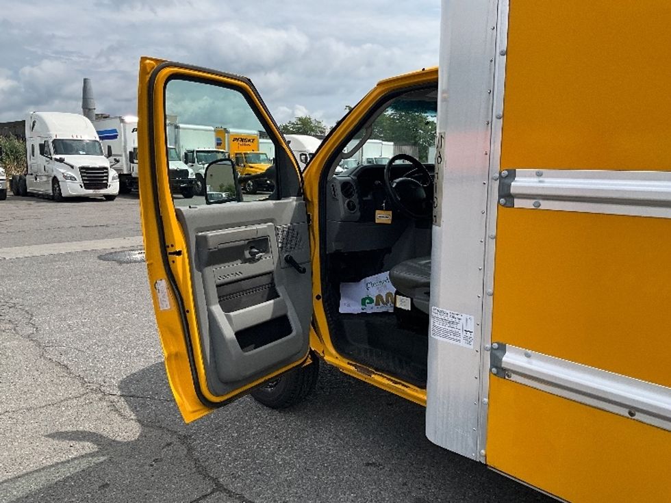 Light Duty Box Truck-Light and Medium Duty Trucks-Ford-2018-E450-Ottawa-ON-218,479\n\t\tkm-$ 23,000 - Image 16