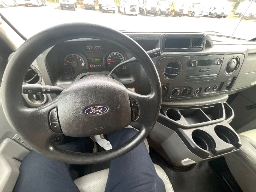 Light Duty Box Truck-Light and Medium Duty Trucks-Ford-2018-E450-Ottawa-ON-218,479\n\t\tkm-$ 23,000 - Image 18
