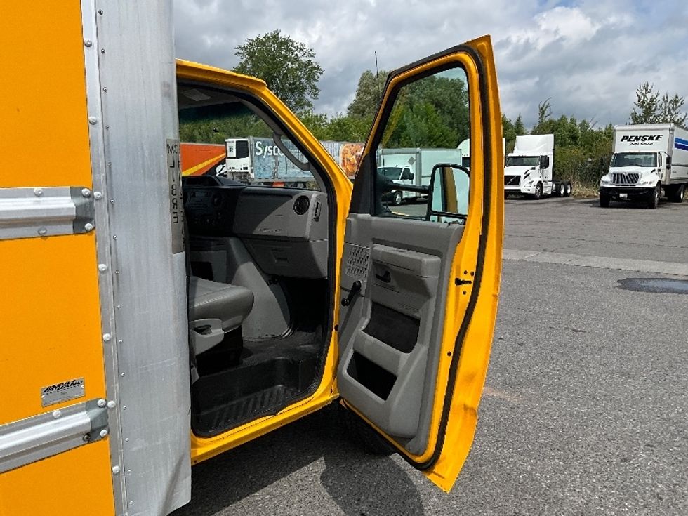 Light Duty Box Truck-Light and Medium Duty Trucks-Ford-2018-E450-Ottawa-ON-218,479\n\t\tkm-$ 23,000 - Image 20