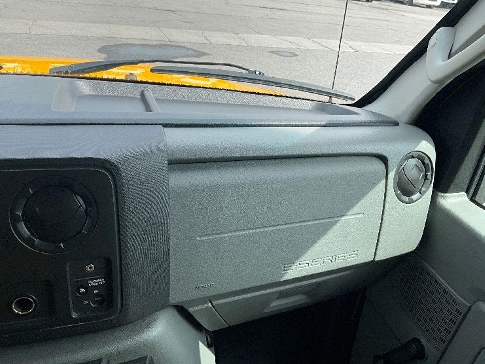 Light Duty Box Truck-Light and Medium Duty Trucks-Ford-2018-E450-Ottawa-ON-218,479\n\t\tkm-$ 23,000 - Image 21