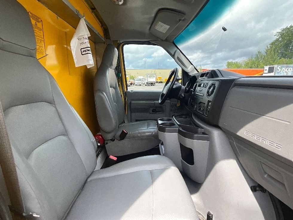 Light Duty Box Truck-Light and Medium Duty Trucks-Ford-2018-E450-Ottawa-ON-218,479\n\t\tkm-$ 23,000 - Image 22