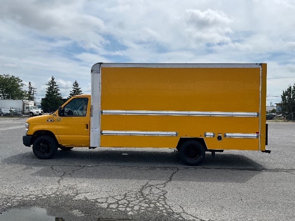 Light Duty Box Truck-Light and Medium Duty Trucks-Ford-2018-E450-Ottawa-ON-218,479\n\t\tkm-$ 23,000 - Image 4