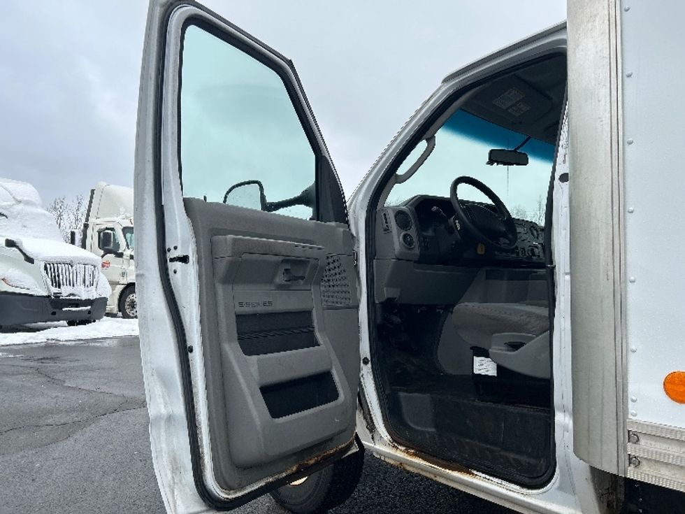 Light Duty Box Truck-Light and Medium Duty Trucks-Ford-2019-E350-Dartmouth-NS-112,467\n\t\tkm-$ 37,750 - Image 16
