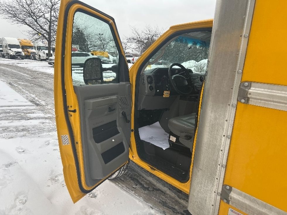 Light Duty Box Truck-Light and Medium Duty Trucks-Ford-2019-E350-Mississauga-ON-187,088\n\t\tkm-$ 28,000 - Image 16