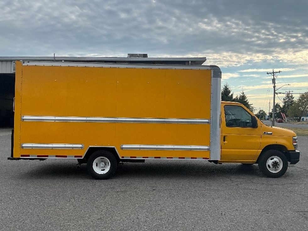 Light Duty Box Truck-Light and Medium Duty Trucks-Ford-2019-E350-Ottawa-ON-190,000\n\t\tkm-$ 25,000 - Image 14