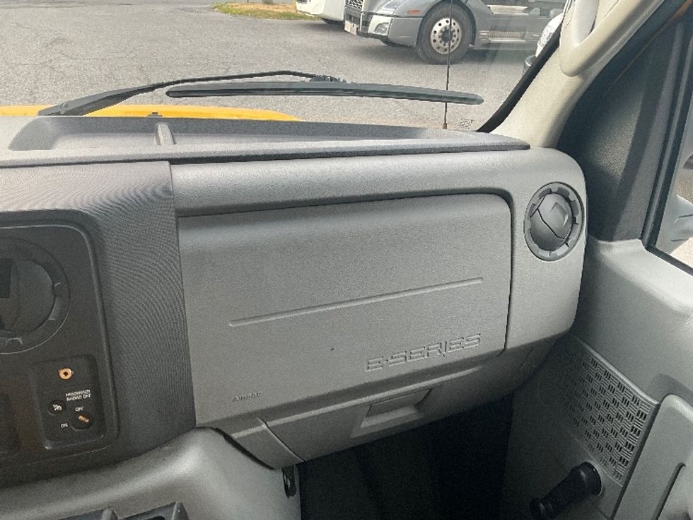 Light Duty Box Truck-Light and Medium Duty Trucks-Ford-2019-E350-Ottawa-ON-190,000\n\t\tkm-$ 25,000 - Image 15