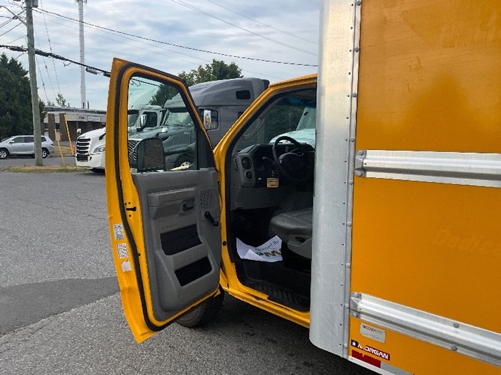 Light Duty Box Truck-Light and Medium Duty Trucks-Ford-2019-E350-Ottawa-ON-190,000\n\t\tkm-$ 25,000 - Image 16