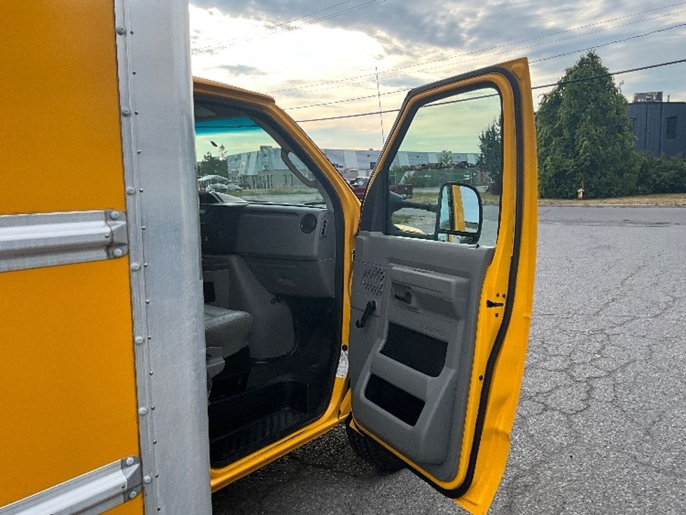 Light Duty Box Truck-Light and Medium Duty Trucks-Ford-2019-E350-Ottawa-ON-190,000\n\t\tkm-$ 25,000 - Image 17