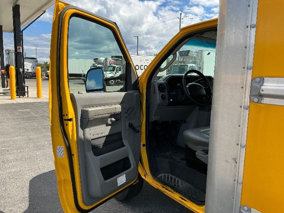 Light Duty Box Truck-Light and Medium Duty Trucks-Ford-2019-E350-Stoney Creek-ON-107,637\n\t\tkm-$ 31,500 - Image 16