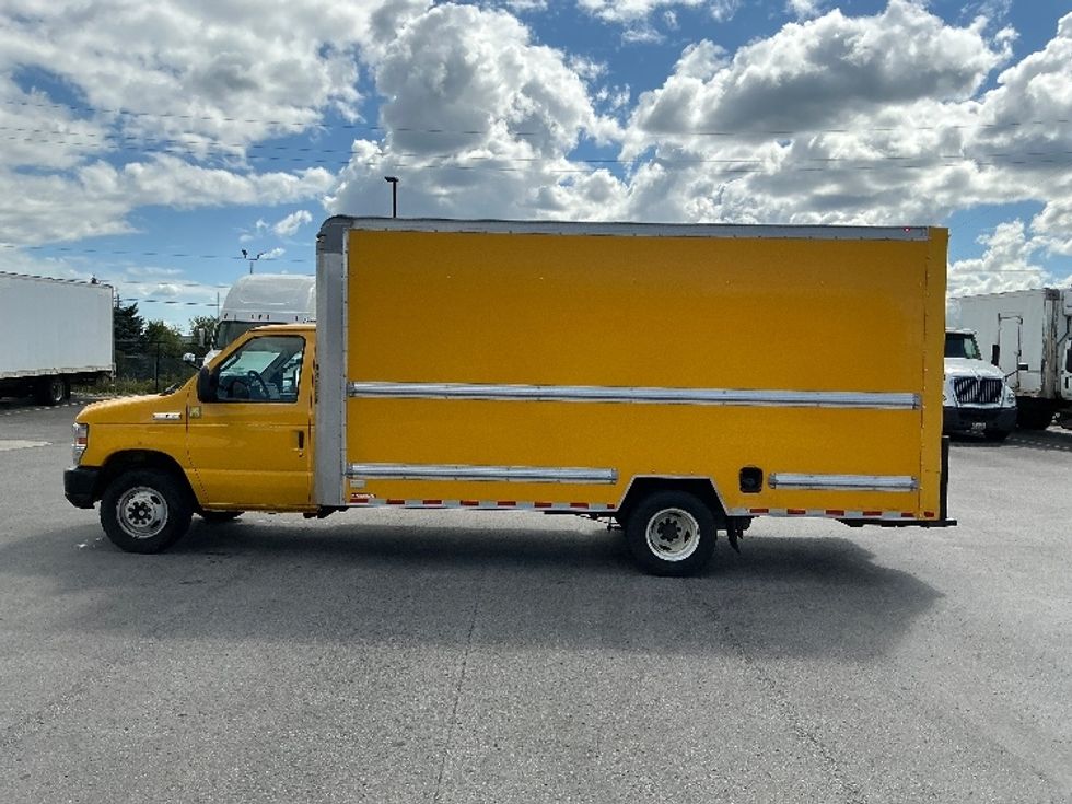 Light Duty Box Truck-Light and Medium Duty Trucks-Ford-2019-E350-Stoney Creek-ON-107,637\n\t\tkm-$ 31,500 - Image 4