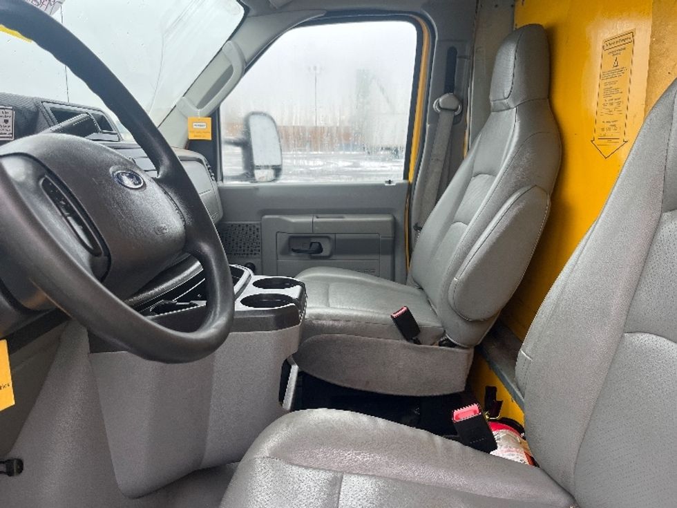 Light Duty Box Truck-Light and Medium Duty Trucks-Ford-2019-E350-Toronto-ON-115,101\n\t\tkm-$ 34,250 - Image 19