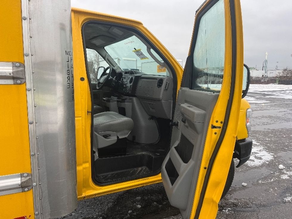 Light Duty Box Truck-Light and Medium Duty Trucks-Ford-2019-E350-Toronto-ON-115,101\n\t\tkm-$ 34,250 - Image 20