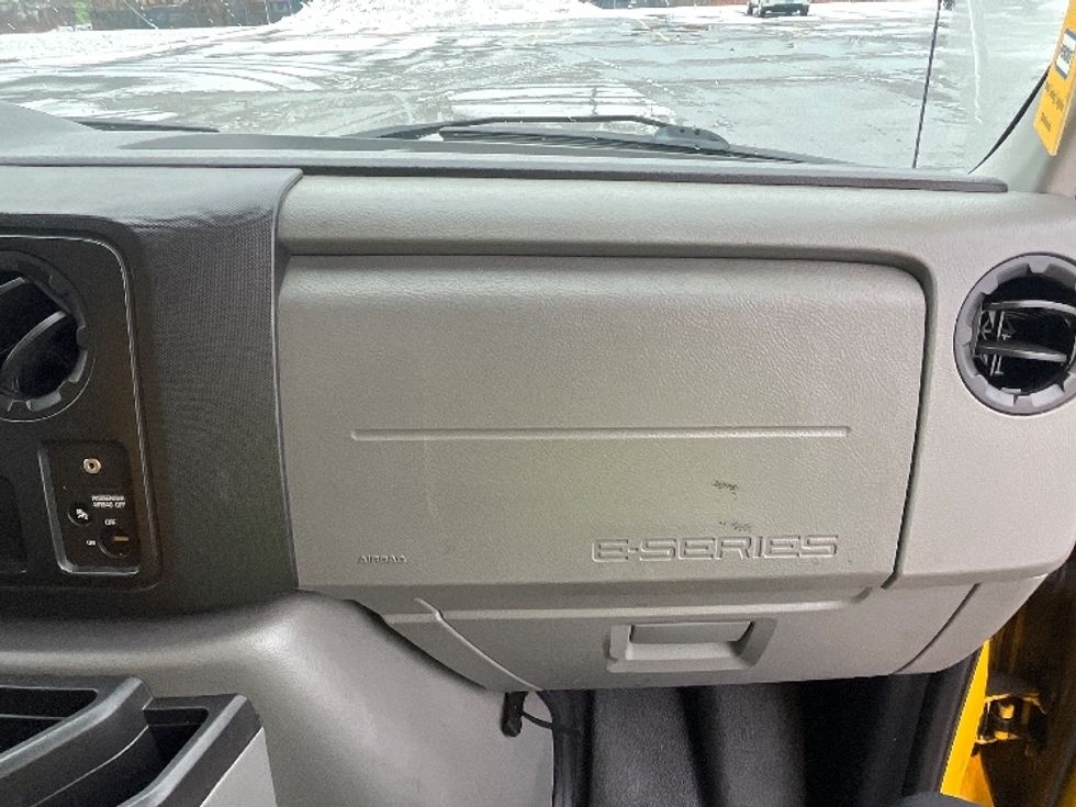 Light Duty Box Truck-Light and Medium Duty Trucks-Ford-2019-E350-Toronto-ON-115,101\n\t\tkm-$ 34,250 - Image 21