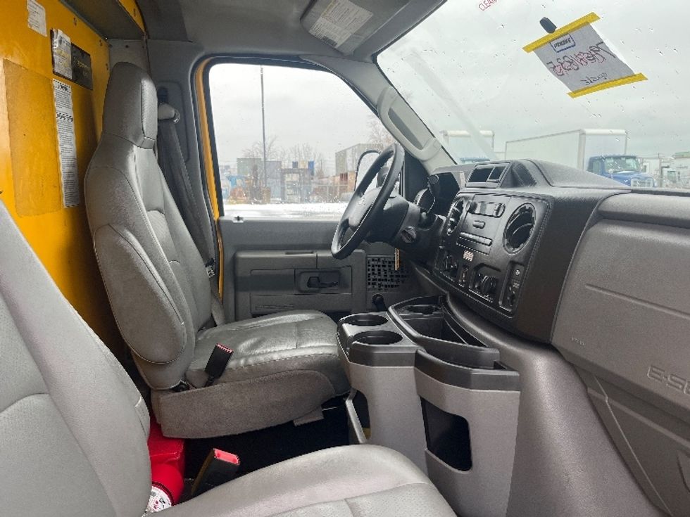 Light Duty Box Truck-Light and Medium Duty Trucks-Ford-2019-E350-Toronto-ON-115,101\n\t\tkm-$ 34,250 - Image 22
