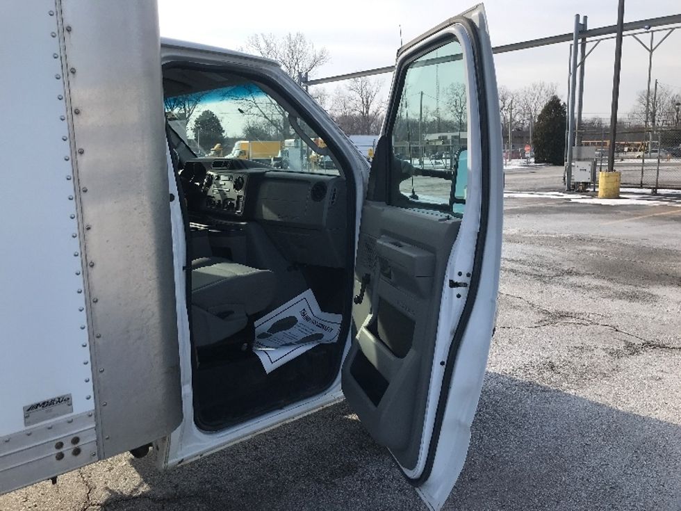 Light Duty Box Truck-Light and Medium Duty Trucks-Ford-2019-E450-Cambridge-ON-189,131\n\t\tkm-$ 31,250 - Image 18