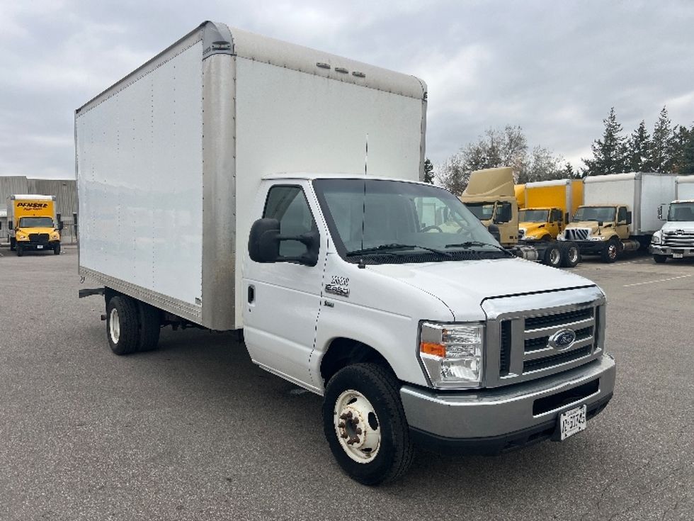 Light Duty Box Truck-Light and Medium Duty Trucks-Ford-2019-E450-Mississauga-ON-173,425\n\t\tkm-$ 33,250 - Image 1