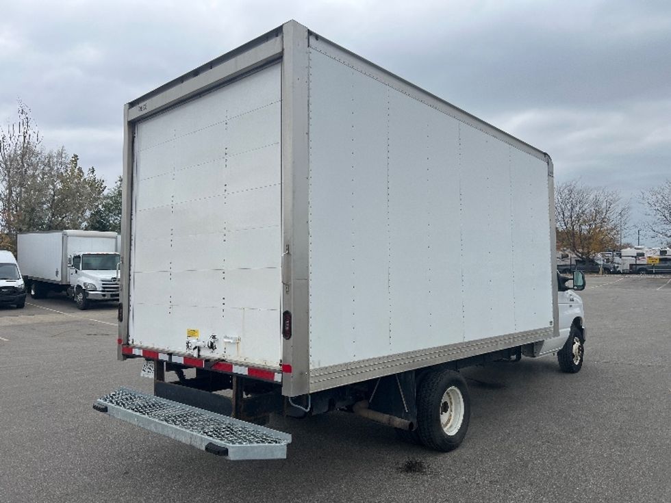 Light Duty Box Truck-Light and Medium Duty Trucks-Ford-2019-E450-Mississauga-ON-173,425\n\t\tkm-$ 33,250 - Image 12