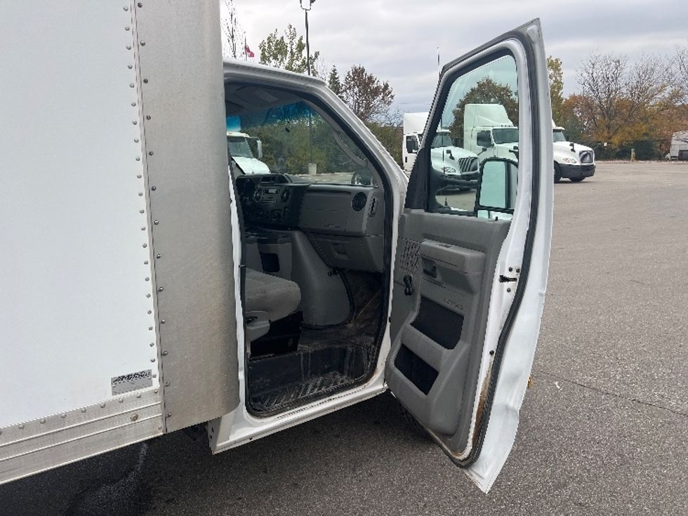 Light Duty Box Truck-Light and Medium Duty Trucks-Ford-2019-E450-Mississauga-ON-173,425\n\t\tkm-$ 33,250 - Image 19