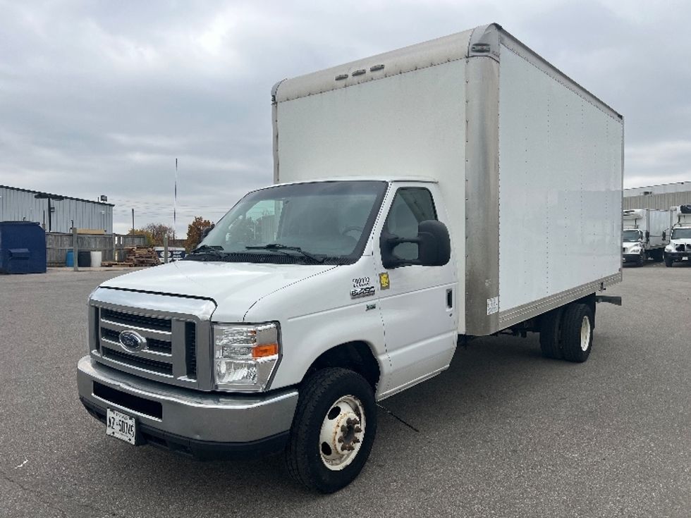 Light Duty Box Truck-Light and Medium Duty Trucks-Ford-2019-E450-Mississauga-ON-173,425\n\t\tkm-$ 33,250 - Image 3