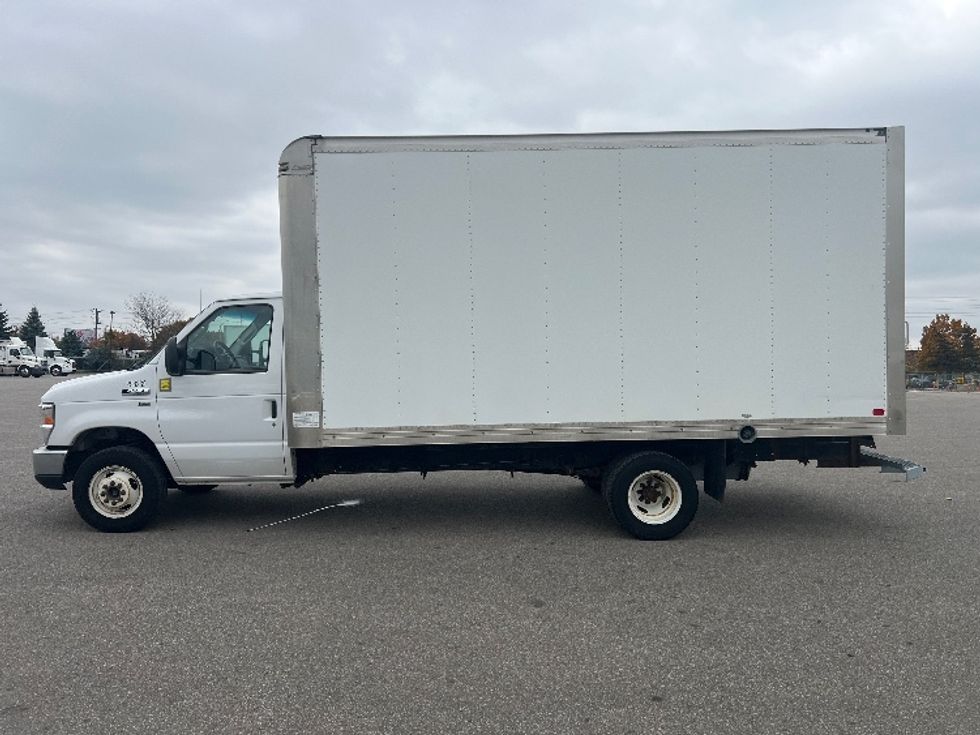 Light Duty Box Truck-Light and Medium Duty Trucks-Ford-2019-E450-Mississauga-ON-173,425\n\t\tkm-$ 33,250 - Image 4
