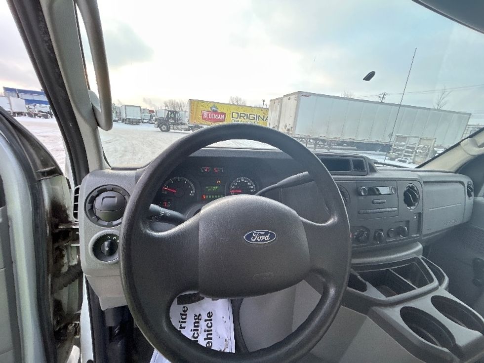 Light Duty Box Truck-Light and Medium Duty Trucks-Ford-2019-E450-Montreal-PQ-211,171\n\t\tkm-$ 29,250 - Image 17