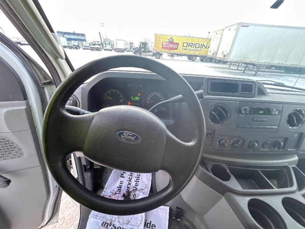 Light Duty Box Truck-Light and Medium Duty Trucks-Ford-2019-E450-Montreal-PQ-211,171\n\t\tkm-$ 29,250 - Image 18