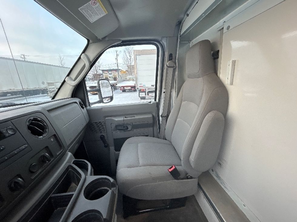 Light Duty Box Truck-Light and Medium Duty Trucks-Ford-2019-E450-Montreal-PQ-211,171\n\t\tkm-$ 29,250 - Image 19