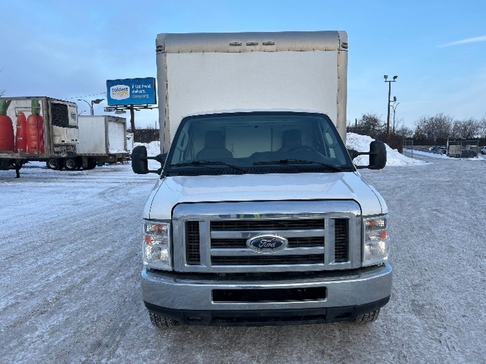 Light Duty Box Truck-Light and Medium Duty Trucks-Ford-2019-E450-Montreal-PQ-211,171\n\t\tkm-$ 29,250 - Image 2