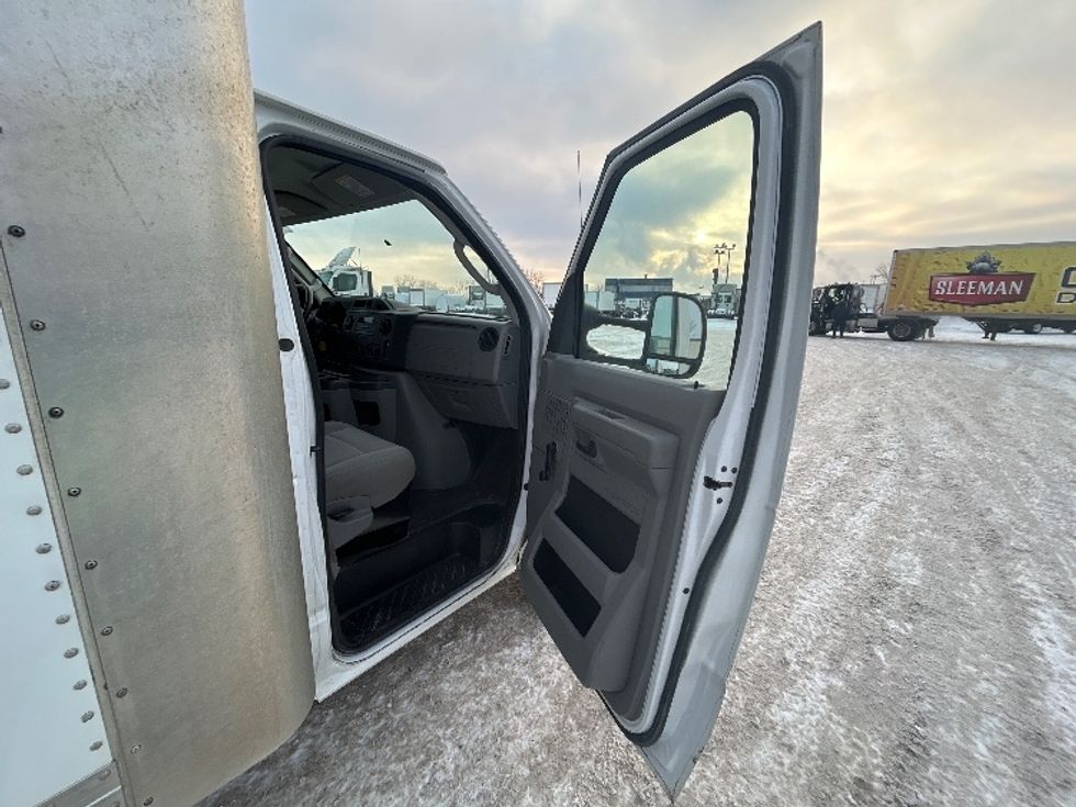 Light Duty Box Truck-Light and Medium Duty Trucks-Ford-2019-E450-Montreal-PQ-211,171\n\t\tkm-$ 29,250 - Image 20