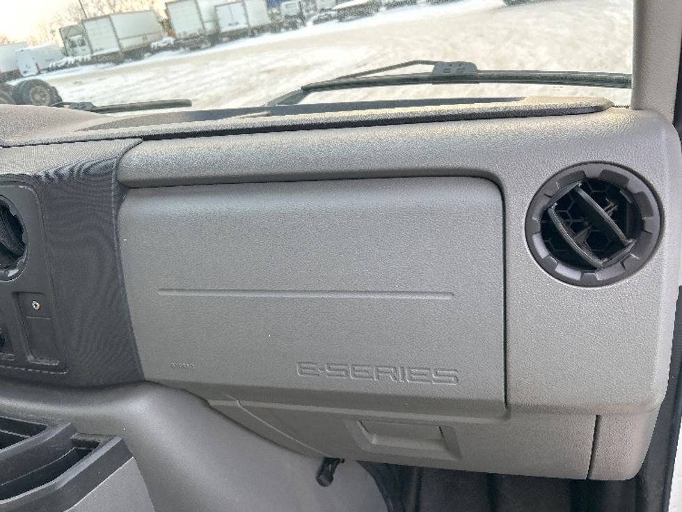 Light Duty Box Truck-Light and Medium Duty Trucks-Ford-2019-E450-Montreal-PQ-211,171\n\t\tkm-$ 29,250 - Image 21
