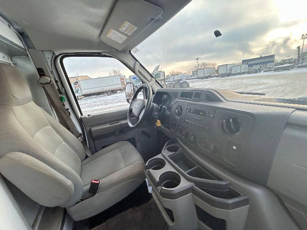 Light Duty Box Truck-Light and Medium Duty Trucks-Ford-2019-E450-Montreal-PQ-211,171\n\t\tkm-$ 29,250 - Image 22
