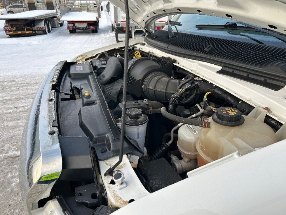 Light Duty Box Truck-Light and Medium Duty Trucks-Ford-2019-E450-Montreal-PQ-211,171\n\t\tkm-$ 29,250 - Image 24