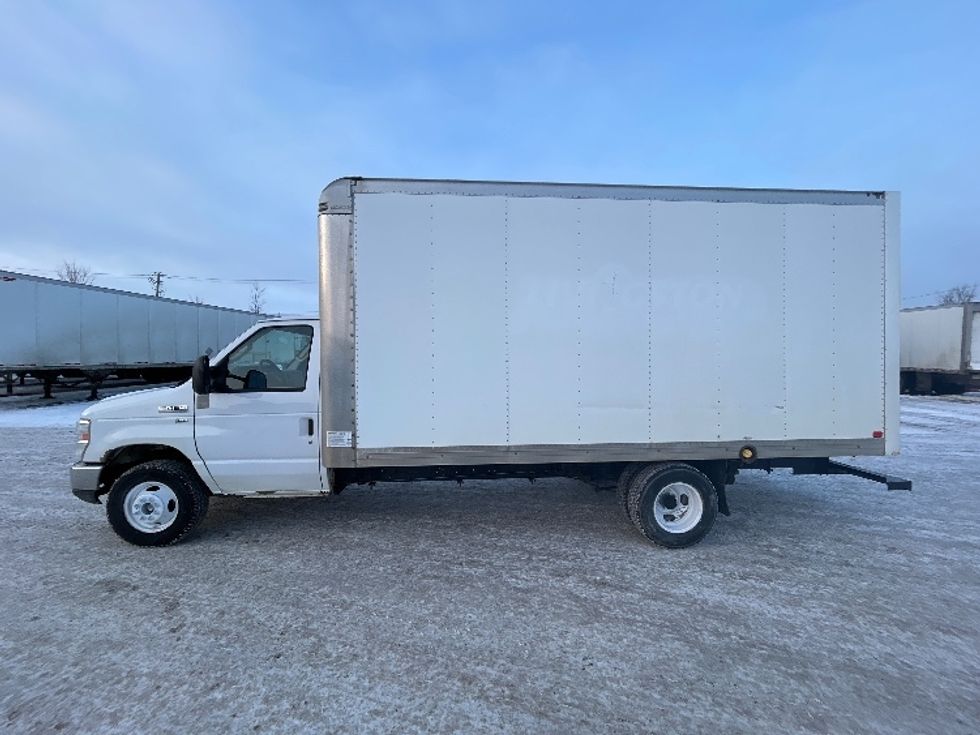 Light Duty Box Truck-Light and Medium Duty Trucks-Ford-2019-E450-Montreal-PQ-211,171\n\t\tkm-$ 29,250 - Image 4