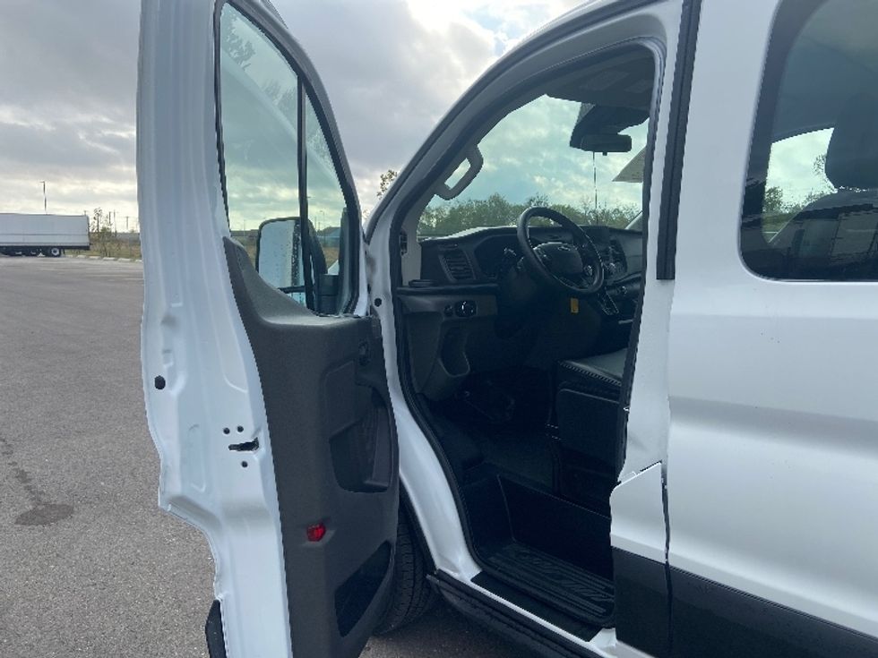 Light Duty Box Truck-Light and Medium Duty Trucks-Ford-2020-Transit 150-San Antonio-TX-32,754\n\t\tmiles-$ 30,750 - Image 15