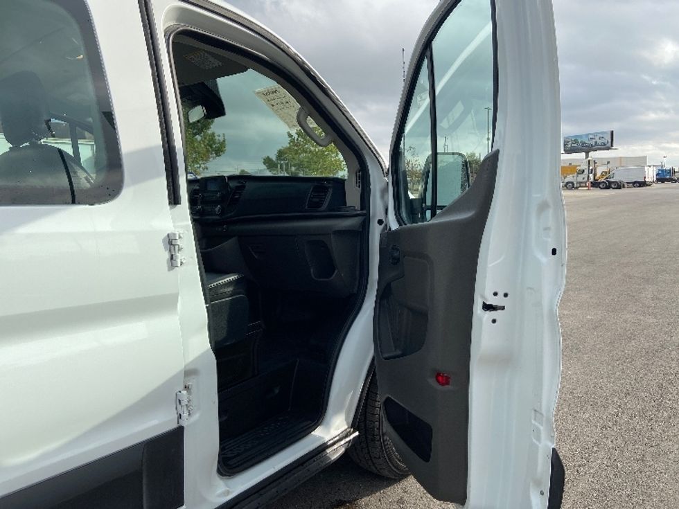 Light Duty Box Truck-Light and Medium Duty Trucks-Ford-2020-Transit 150-San Antonio-TX-32,754\n\t\tmiles-$ 30,750 - Image 19