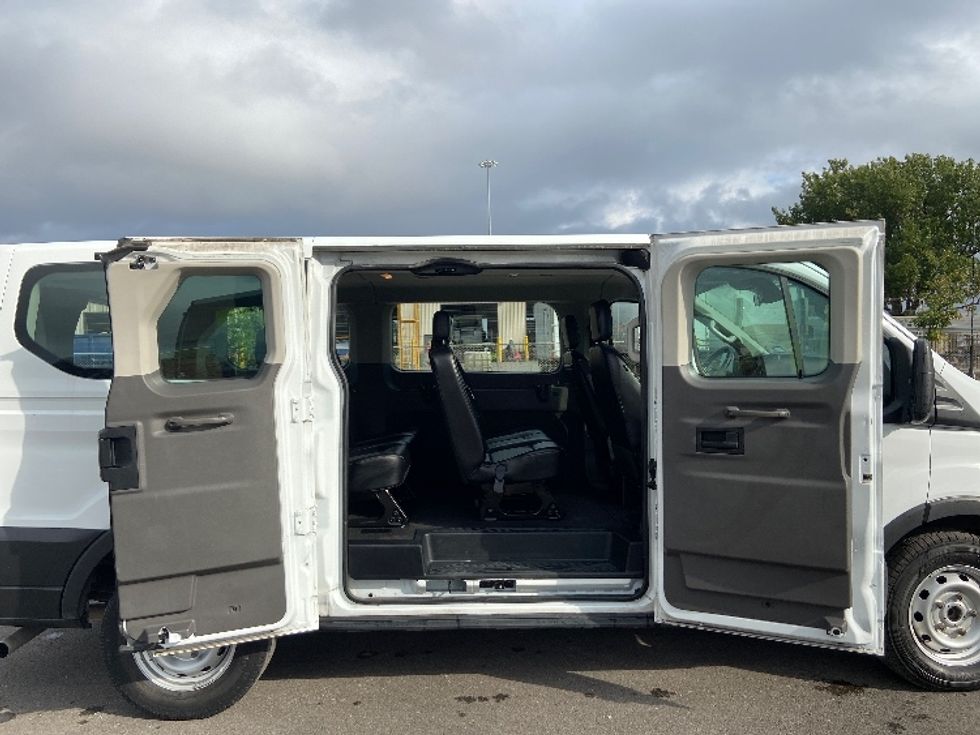 Light Duty Box Truck-Light and Medium Duty Trucks-Ford-2020-Transit 150-San Antonio-TX-32,754\n\t\tmiles-$ 30,750 - Image 24