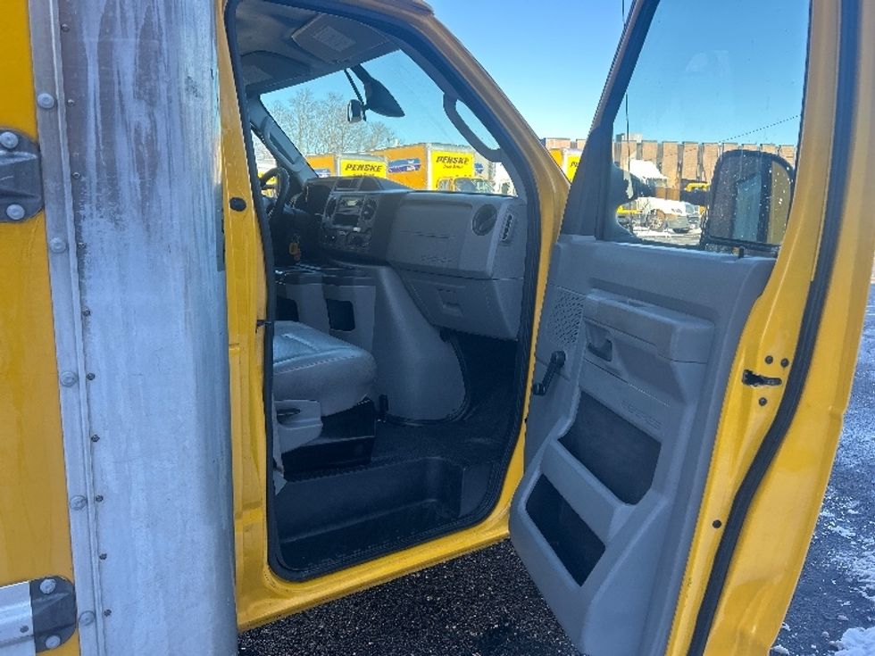 Light Duty Box Truck-Light and Medium Duty Trucks-Ford-2021-E350-Braintree-MA-81,053\n\t\tmiles-$ 26,500 - Image 20