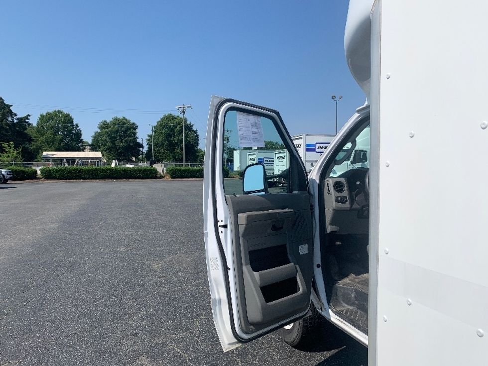 Light Duty Box Truck-Light and Medium Duty Trucks-Ford-2021-E350-Charlotte-NC-106,351\n\t\tmiles-$ 37,750 - Image 15