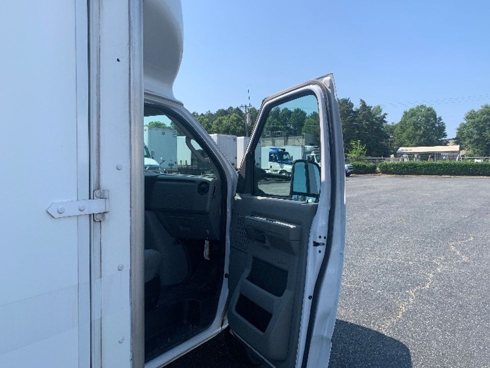 Light Duty Box Truck-Light and Medium Duty Trucks-Ford-2021-E350-Charlotte-NC-106,351\n\t\tmiles-$ 37,750 - Image 19