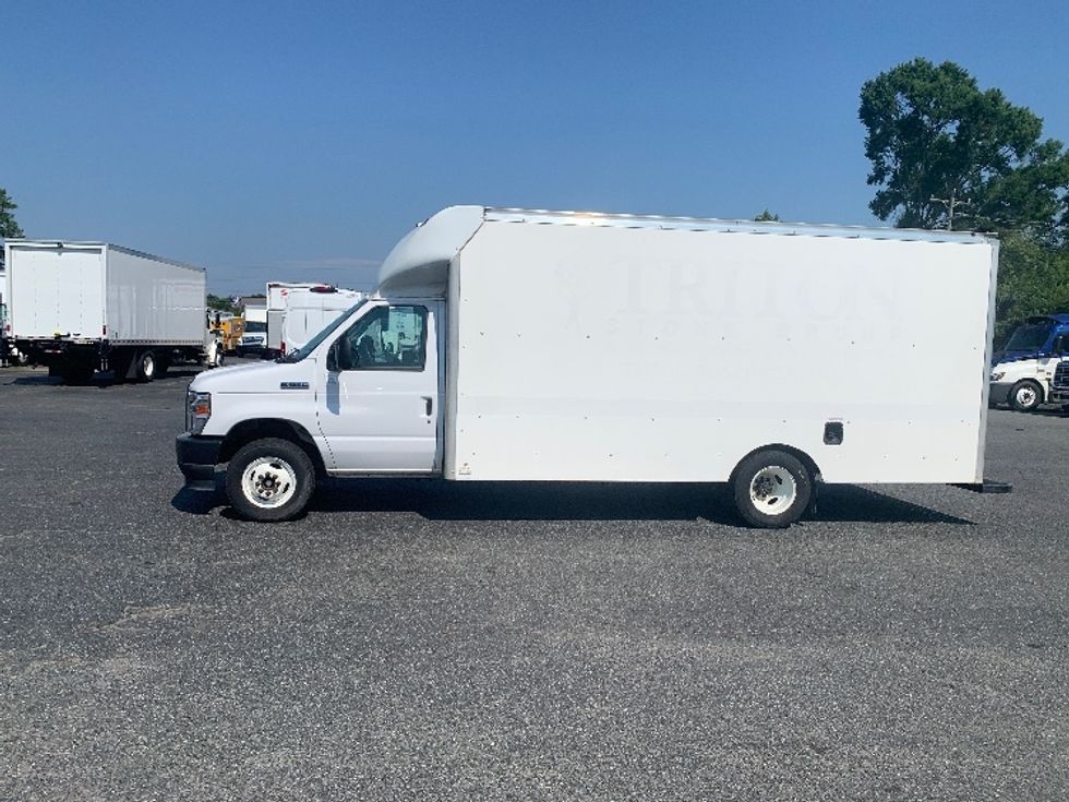 Light Duty Box Truck-Light and Medium Duty Trucks-Ford-2021-E350-Charlotte-NC-106,351\n\t\tmiles-$ 37,750 - Image 4