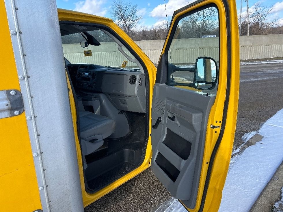 Light Duty Box Truck-Light and Medium Duty Trucks-Ford-2021-E350-East Chicago-IN-102,465\n\t\tmiles-$ 26,250 - Image 19