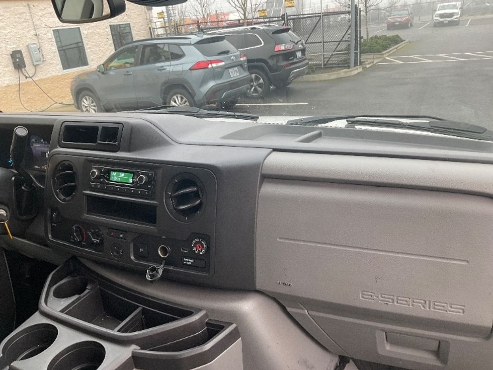 Light Duty Box Truck-Light and Medium Duty Trucks-Ford-2021-E350-Everett-WA-111,141\n\t\tmiles-$ 28,500 - Image 18