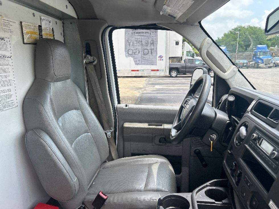 Light Duty Box Truck-Light and Medium Duty Trucks-Ford-2021-E350-Middlefield-OH-106,323\n\t\tmiles-$ 26,000 - Image 22