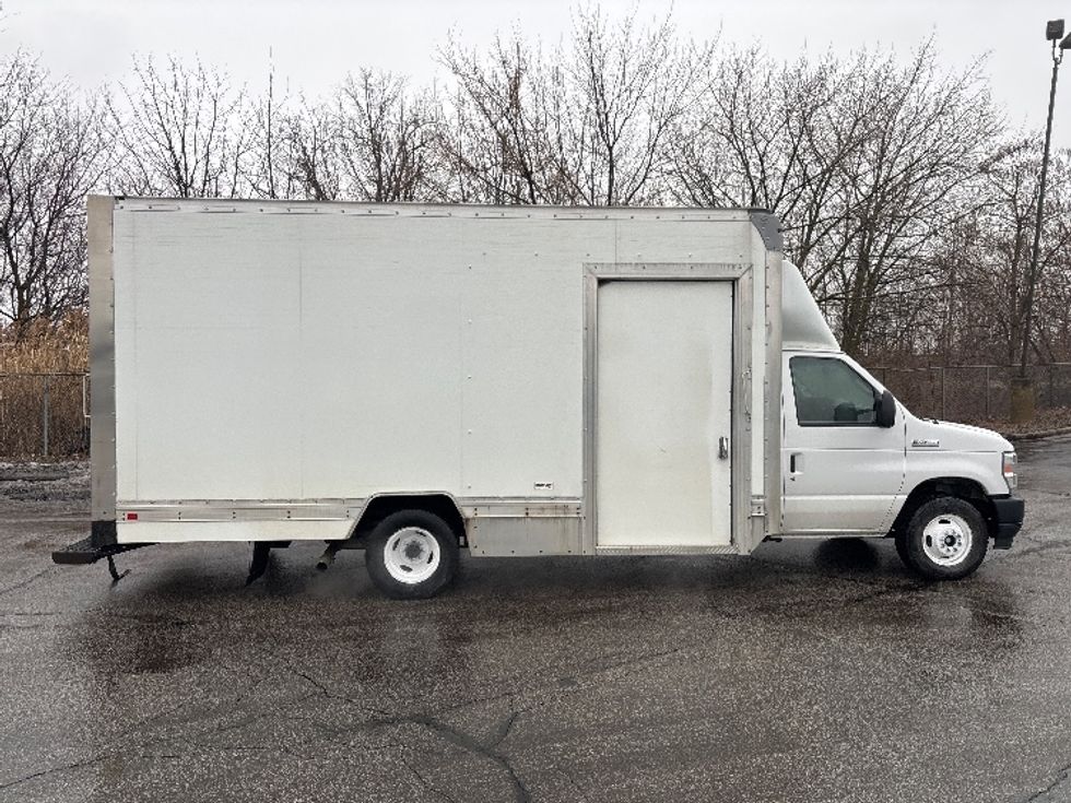 Light Duty Box Truck-Light and Medium Duty Trucks-Ford-2021-E350-Middlefield-OH-120,279\n\t\tmiles-$ 26,000 - Image 14