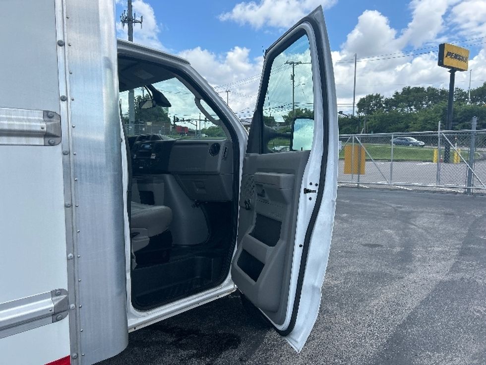 Light Duty Box Truck-Light and Medium Duty Trucks-Ford-2021-E350-Nashville-TN-109,957\n\t\tmiles-$ 28,500 - Image 17