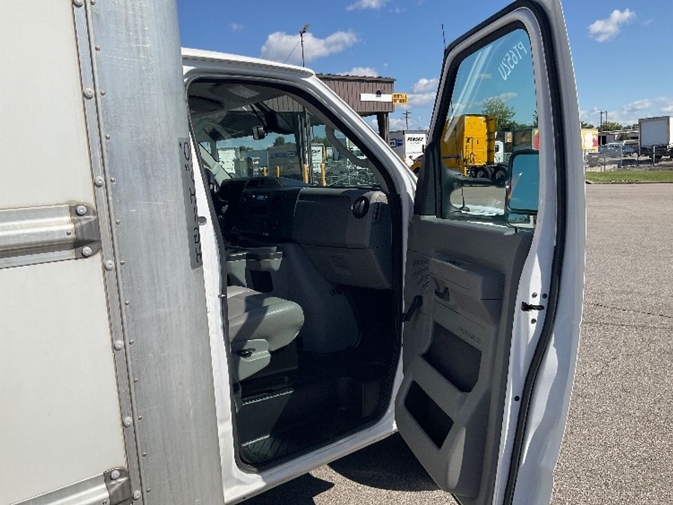 Light Duty Box Truck-Light and Medium Duty Trucks-Ford-2021-E350-Piqua-OH-105,818\n\t\tmiles-$ 27,000 - Image 19