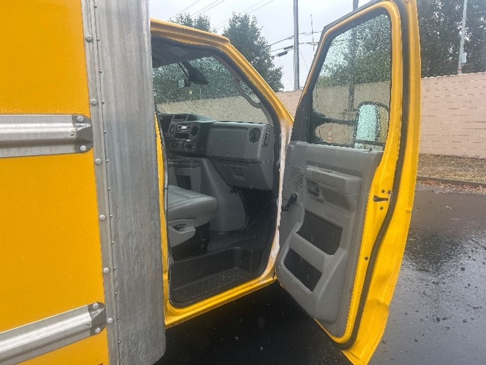 Light Duty Box Truck-Light and Medium Duty Trucks-Ford-2021-E350-Sacramento-CA-114,043\n\t\tmiles-$ 23,500 - Image 20