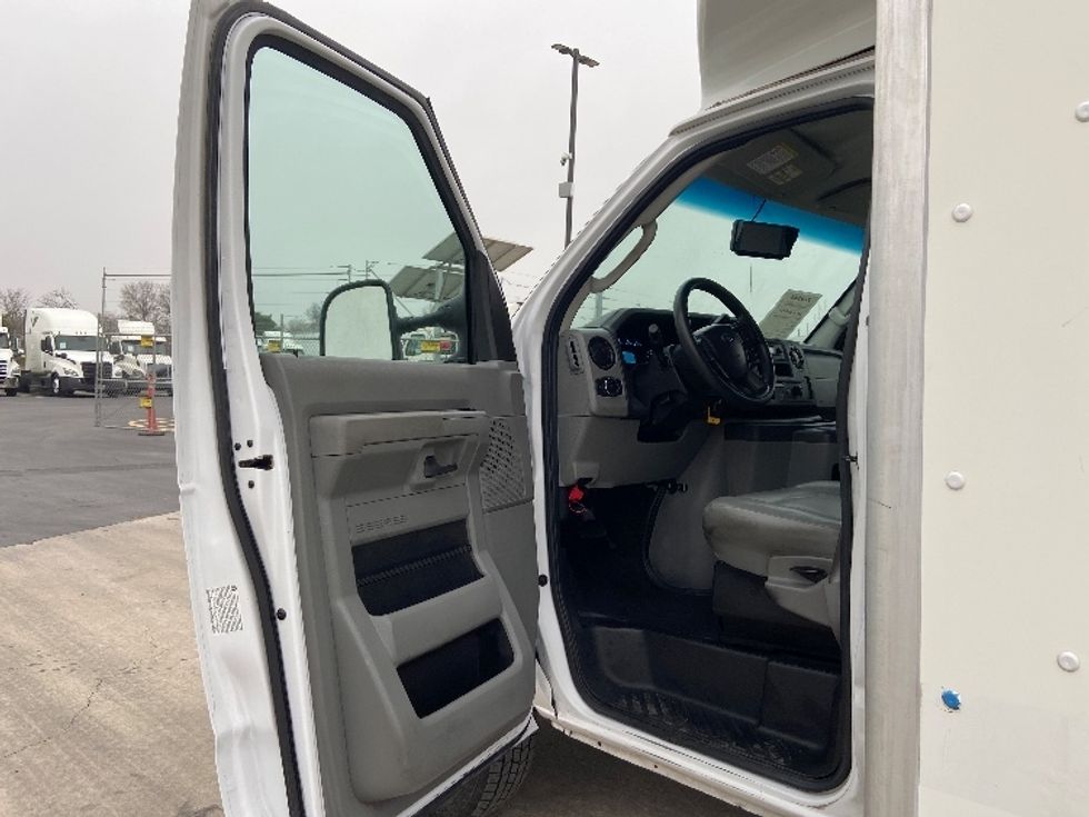 Light Duty Box Truck-Light and Medium Duty Trucks-Ford-2021-E350-San Antonio-TX-132,481\n\t\tmiles-$ 21,750 - Image 14