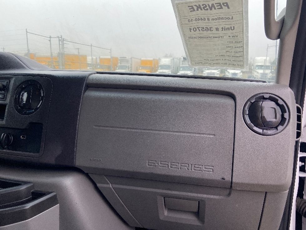 Light Duty Box Truck-Light and Medium Duty Trucks-Ford-2021-E350-San Antonio-TX-132,481\n\t\tmiles-$ 21,750 - Image 19